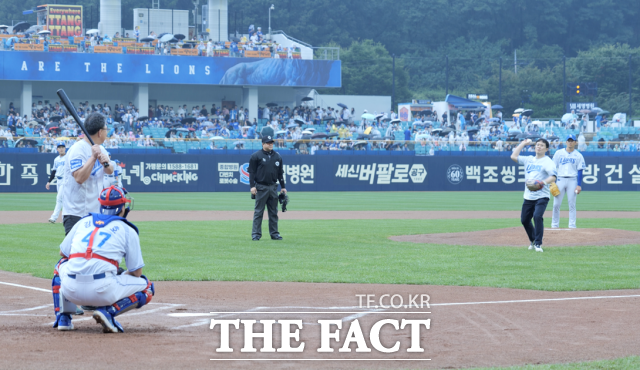 대구대가 영남지역 고교 교사 500여 명을 초청해 '고교 현장과 함께하는 대구대학교의 날' 행사를 열었다. 사진은 당일 시구 시타 모습./대구대