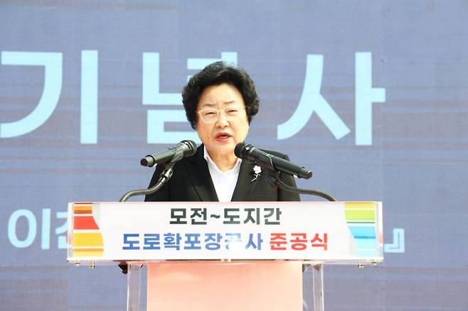 김경희 시장이 9일 진행된 모전~도지 간 도로 확포장 공사 준공식에서 축사를 하고 있다. ＜사진 제공=이천시＞