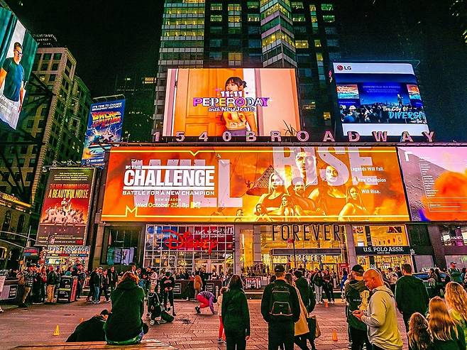 롯데웰푸드 미국 뉴욕 타임스퀘어 전광판의 뉴진스 빼빼로 글로벌 캠페인 옥외광고. /롯데