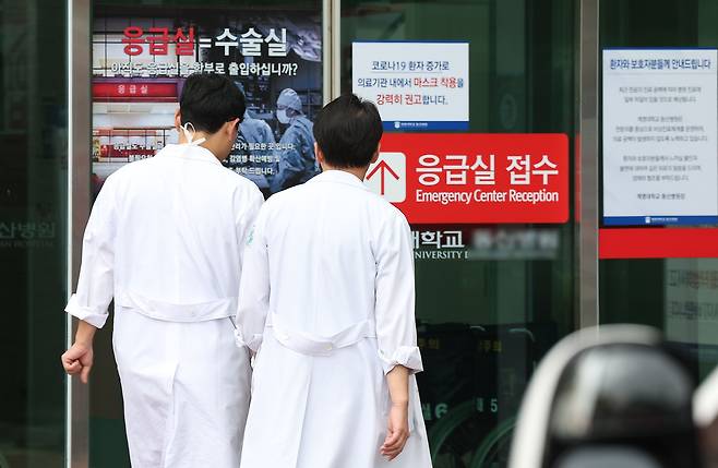 대구의 한 상급종합병원에서 의료 관계자들이 응급실로 들어가고 있다. /연합뉴스