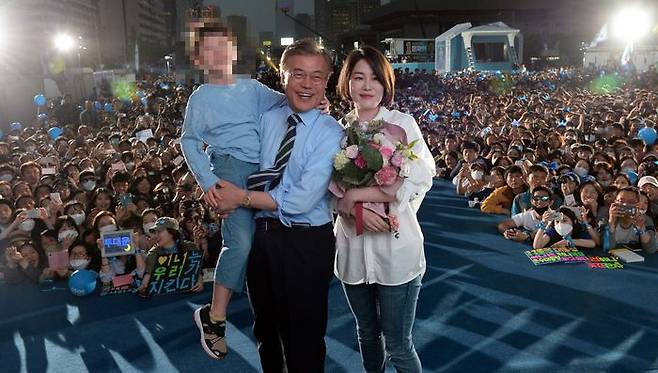 문재인 전 대통령이 지난 2017년 5월 8일 오후 서울 광화문광장에서 진행된 19대 대통령 선거 마지막 유세에서 딸 문다혜 씨와 손자로부터 카네이션을 선물받고 기념촬영을 하고 있다. ⓒ뉴시스