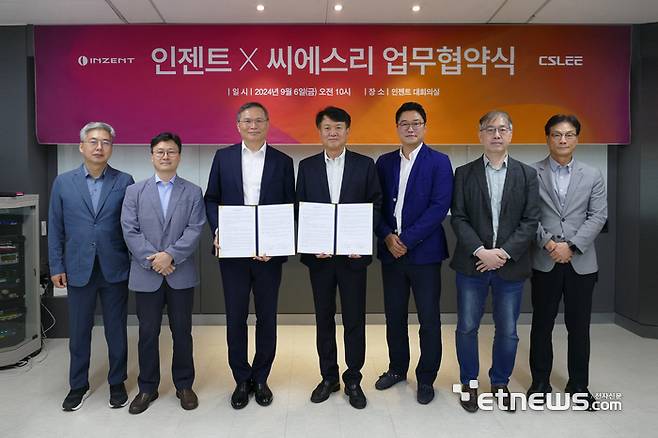 이춘식 씨에스리 대표와 박재범 인젠트 대표(왼쪽 세 번째부터)가 오픈소스 DBMS 구축 사업 및 교육 활성화 위한 업무협약을 맺었다.