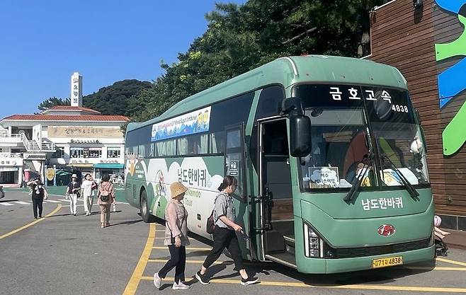 전남도는 전남지역 매력적인 관광명소 곳곳을 버스로 여행하는 '남도한바퀴'가 가을을 맞아 남도의 정취를 느낄 수 있는 28개 코스를 새롭게 구성해 운행한다고 9일 밝혔다. 전남도 제공