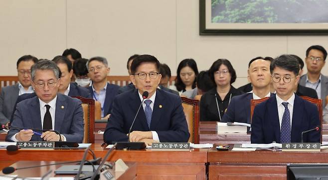 9일 국회에서 열린 환경노동위원회 전체회의에서 김문수 고용노동부 장관이 발언하고 있다. <뉴시스>