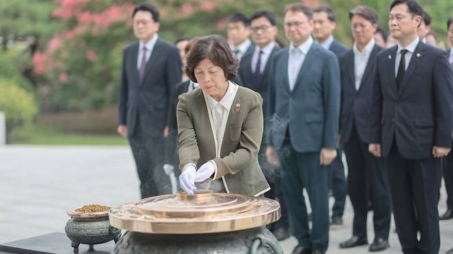 강정애 국가보훈부 장관이 직원들과 지난 7월 25일 오전 서울 동작구 국립서울현충원 현충탑을 참배하고 있다. 사진=국가보훈부 제공