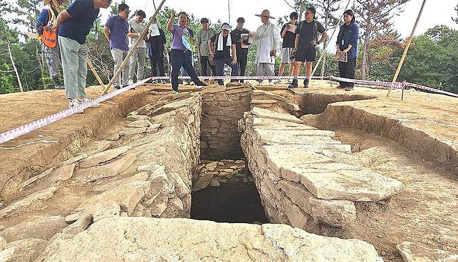 소배경 삼강문화재연구원 부장이 지난 6일 경남 고성군 고성읍 기월리 ‘고성 송학동 고분군’ 14호분 발굴 현장에서 발굴 성과를 설명하고 있다. 최상원 기자