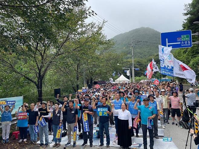 지난 7일 경북 성주군 초전면 소성리 사드 기지 앞 도로에서 ‘제17차 소성리 범국민 평화행동’이 열렸다. 사드철회 소성리 종합상황실 제공