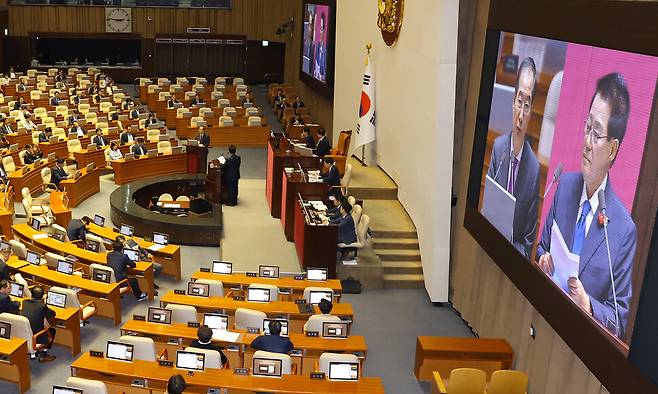 한덕수 국무총리가 9일 오후 서울 여의도 국회 본회의장에서 열린 정치분야 대정부 질문에서 박지원 더불어민주당 의원의 질의에 답변하고 있다. 윤운식 선임기자 yws@hani.co.kr