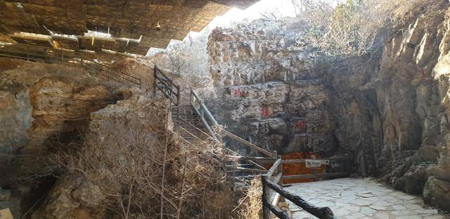 저우커우뎬 샨딩동(山頂洞) 입구. 호모사피엔스가 살았던 동굴.