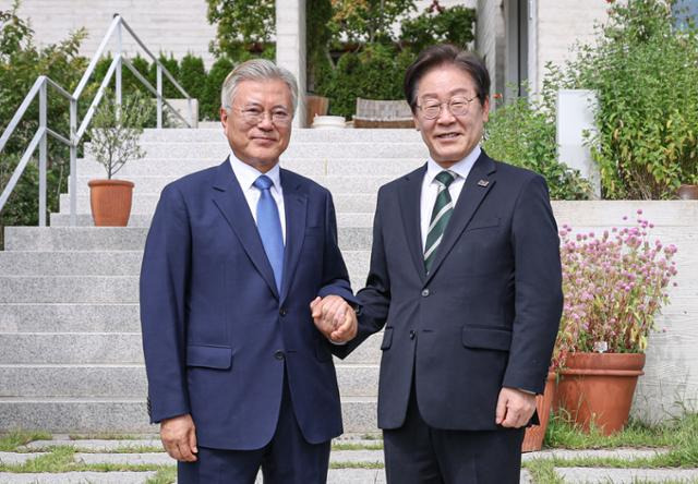 이재명 더불어민주당 대표가 8일 오후 경남 양산시 하북면 평산마을 자택을 찾아 문재인 전 대통령과 기념촬영을 하고 있다. 뉴스1