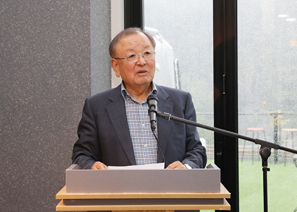 지난 6일 강만수 전 기획재정부 장관이 경상남도 합천군 소재 카페 모토라드에서 열린 '북콘서트'에서 인사말을 하고 있다. [사진=경상남도 합천군]