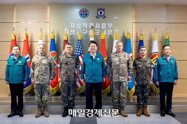 윤석열 대통령이 ‘을지 자유의 방패(UFS)’ 연습 3일 차인 지난달 21일 육군 지상작전사령부를 방문해 관계자들과 기념 사진을 촬영하고 있다. [사진 출처=대통령실]