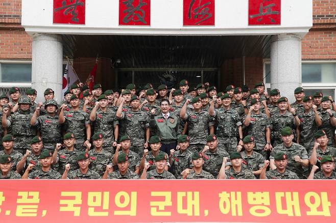 김용현 국방부 장관이 9일 경기도 김포시에 위치한 해병대 2사단 내 최전방 관측소(OP)를 방문한 이후 장병들과 기념촬영을 찍고 있다. / 사진=국방부