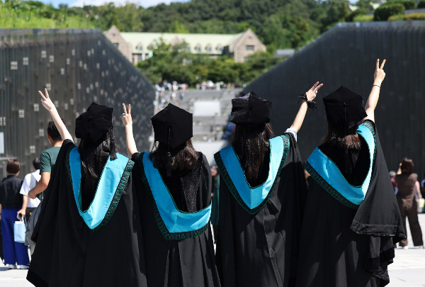 8만여명의 개인정보가 유출된 이화여대 해킹 사건에 대한 내사가 착수될 예정이다. 사진은 지난달 30일 서울 서대문구 이화여대학교에서 열린 2023학년도 후기 학위수여식에서 졸업생들이 기념촬영을 하고 있는 모습. /사진=뉴시스