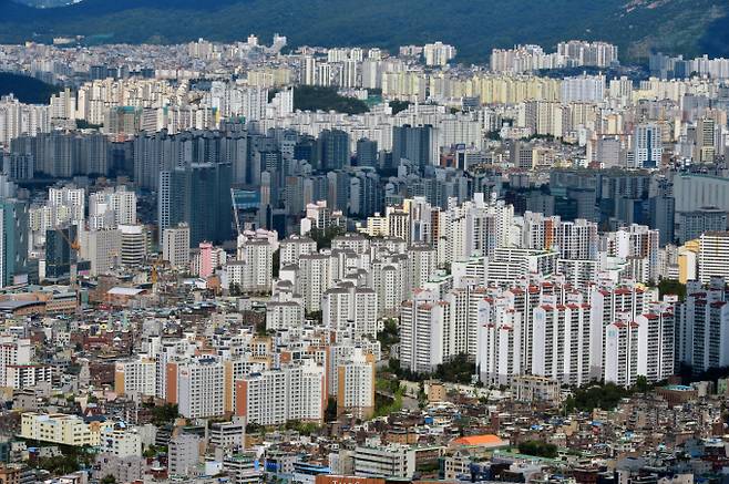 지난 8월 기준 서울 아파트 경매 낙찰가율이 25개월 만에 최고치인 95.5%를 기록했다. 사진은 서울시내 한 아파트 밀집 지역. /사진=뉴시스