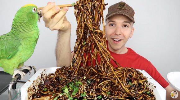 코카도 아보카도가 7개월 만의 복귀 영상에서 매운 짜장면 먹방을 하고 있다. [니코카도 아보카도 유튜브 캡처]