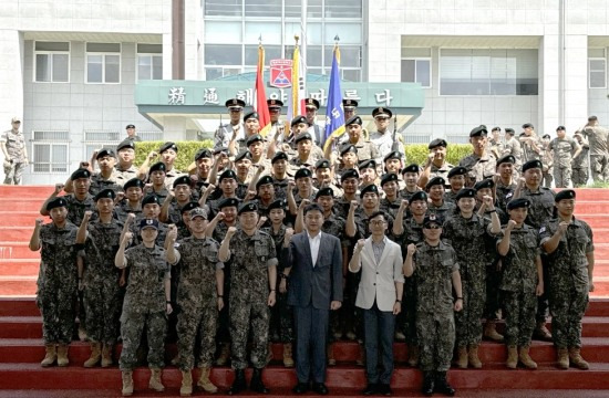 제301학생군사교육단 이양수 단장, 사진 앞줄 왼쪽 두 번째(경북전문대 제공)