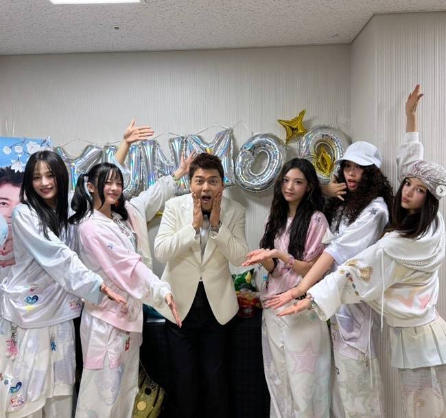 왼쪽부터 민지, 하니, 전현무, 해린, 혜인, 다니엘(사진=전현무 소셜미디어)