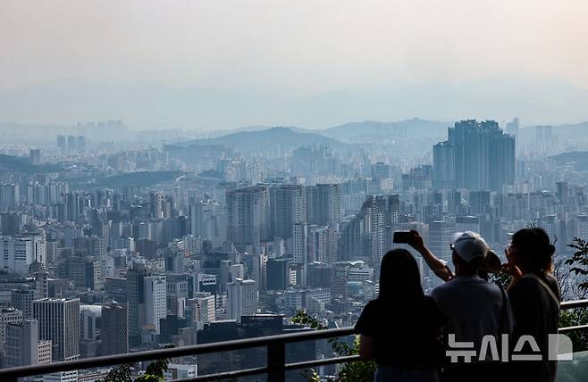 [서울=뉴시스] 김근수 기자 = 지난달 20일 서울 중구 남산에서 서울 시내 아파트와 주택 단지가 보이고 있다.  한국은행이 '소비자동향조사 결과'에 따르면 8월 주택가격전망지수는 118로 전월보다 3포인트(p) 상승했다. 이는 지난 2021년 10월(125) 이후 최고치다. 주택가격전망지수는 현재와 비교한 1년 후 전망을 반영한다. 이 지수가 100을 상회하면 집값 상승을 예상하는 소비자 비중이 크다는 의미다. 2024.09.09. ks@newsis.com