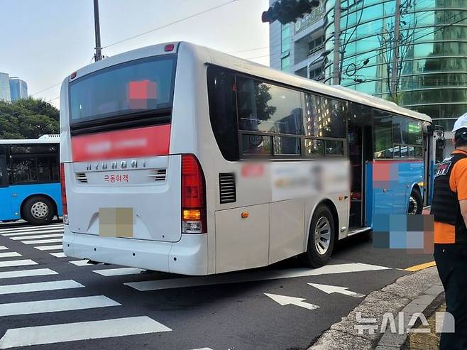 [제주=뉴시스] 9일 오전 7시1분께 제주시 노형동의 한 횡단보도에서 길을 건너던 60대가 버스에 치이는 사고가 발생해 소방당국이 사고 수습에 나서고 있다. (사진=제주소방안전본부 제공) 2024.09.09. photo@newsis.com