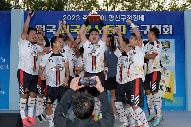 [광주=뉴시스] 광주 광산구 이주노동자 축구대회. (사진=광산구 제공) 2024.09.09. photo@newsis.com *재판매 및 DB 금지