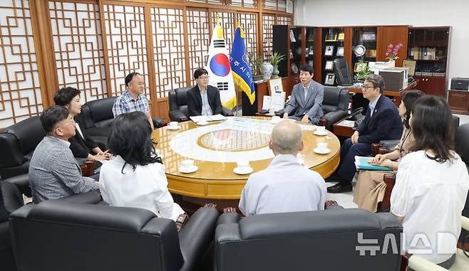 [전주=뉴시스]윤난슬 기자 = 전북 전주시의회는 전주시노인복지관연합회와 간담회를 하고 노인 복지 및 노인 특성화 및 건강관리 사업 등 현안에 대해 논의했다고 9일 밝혔다.(사진=전주시의회제공)