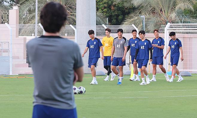 축구 국가대표팀 홍명보 감독이 7일 오후(현지시간) 알 시브 스타디움에서 열린 훈련을 지켜보고 있다. 연합뉴스