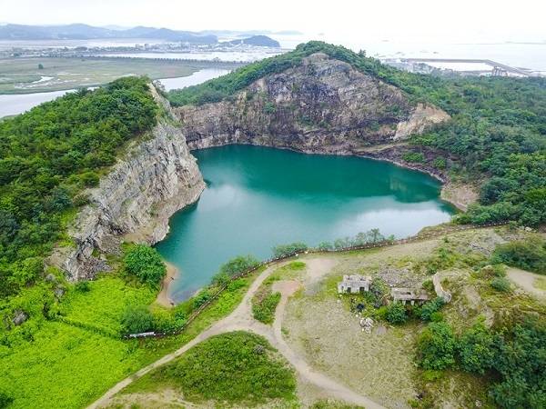 행사장소인 대부도 퇴적암층