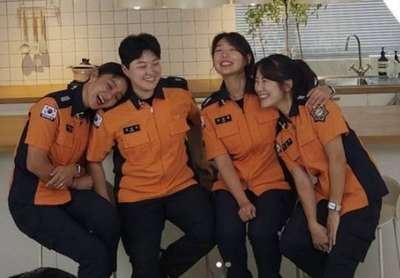 정민선씨(왼쪽에서 2번째)와 사이렌 소방팀. 정민선 인스타그램