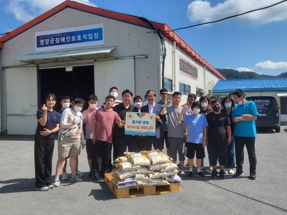 9일 명절맞이 영양군 장애인보호작업장을 방문한 윤철남 의원. 경북도의회 제공