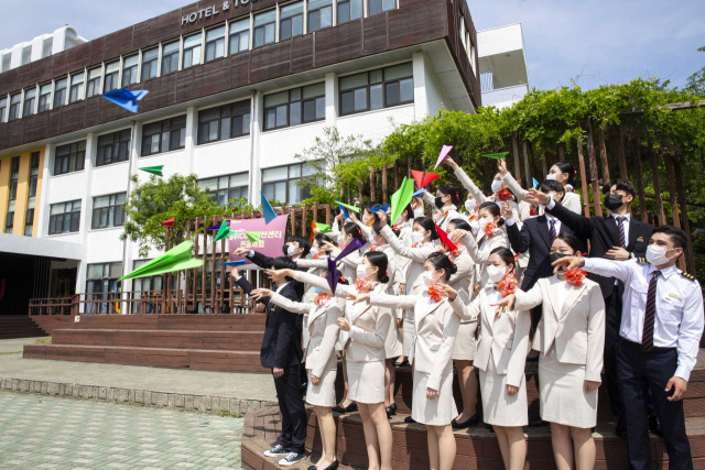 영산대학교 항공관광학과가 객실승무원 10명을 포함해 올해에만 18명의 항공사 합격자를 배출했다. 사진제공=영산대