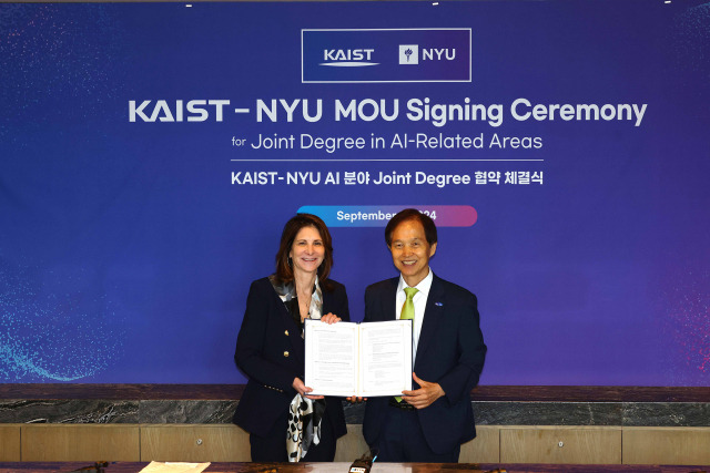 KAIST 이광형(오른쪽) 총장과 뉴욕대학교(NYU) 린다 밀스(왼쪽) 총장이 인공지능 분야 공동학위제(Joint Degree) 도입을 위한 업무협약을 체결하고 기념촬영을 하고 있다. 사진제공=KAIST