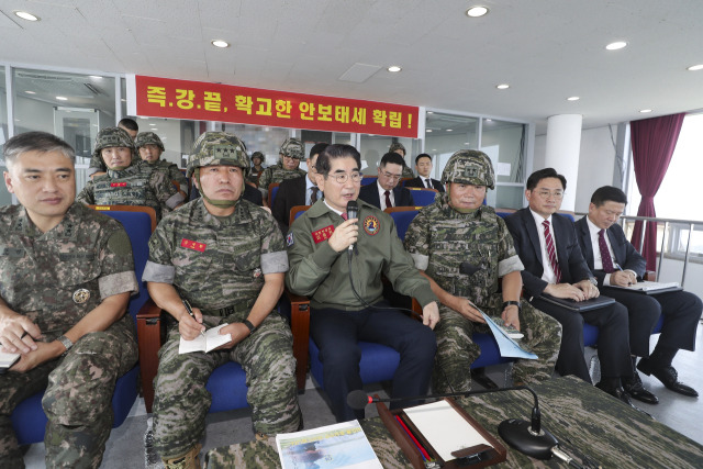 김용현 국방부장관이 최전방 관측소(OP)에서 작전대비태세를 보고 받고 있다. 사진 제공=국방부