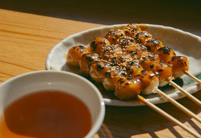 한 번 맛을 보면 멈출 수 없는 미타라시당고