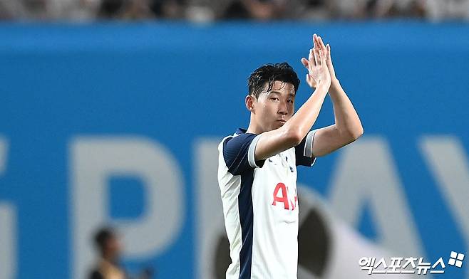 유니폼 전문 사이트 '푸티 헤드라인즈'가 9일(한국시간) 토트넘의 2025-2026시즌 나이키와 함께하는 원정 유니폼 컨셉을 공개했다. 나이키의 다음 시즌 토트넘 원정 유니폼은 전반적으로 검은색이며 밝은 회색이 함께 쓰일 예정이다. 이는 지난 2014-2015시즌 토트넘의 원정 유니폼 당시 같은 색이 쓰인 이래 10년 만일 것으로 보인다. 엑스포츠뉴스DB