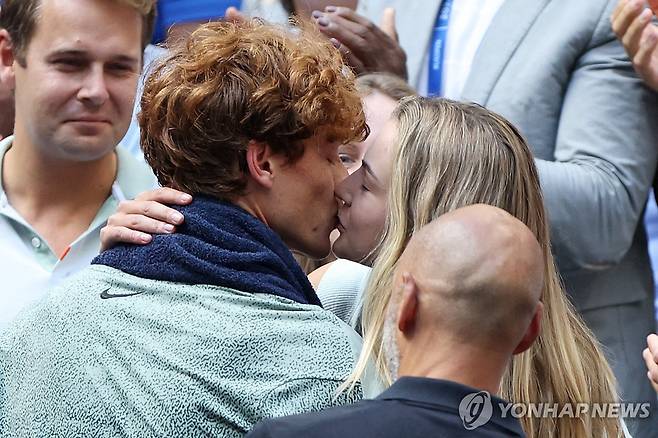 우승 확정 후 칼린스카야와 입맞춤하는 신네르 [AFP=연합뉴스]