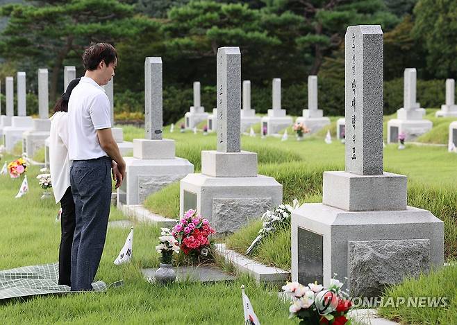 독립유공자 묘역 찾은 참배객들 (서울=연합뉴스) 김성민 기자 = 광복절인 15일 오전 서울 동작구 국립서울현충원에서 참배객들이 독립유공자묘역을 참배하고 있다. 2024.8.15 ksm7976@yna.co.kr