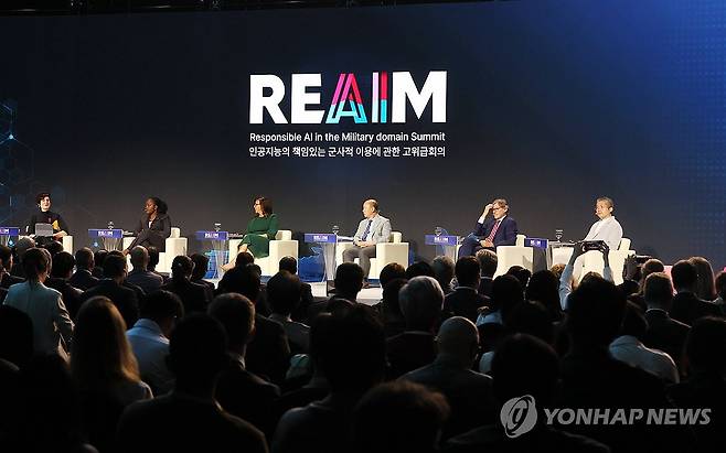 REAIM 고위급회의 본회의 (서울=연합뉴스) 이정훈 기자 = 9일 서울 중구 롯데호텔에서 '2024 인공지능(AI)의 책임있는 군사적 이용에 관한 고위급회의(REAIM 고위급회의)' 본회의가 열리고 있다. REAIM 고위급 회의는 AI의 군사적 이용이 국제 평화와 안보에 미치는 영향에 대한 국제사회의 이해를 높이고, 관련 국제규범 형성에 기여하고자 출범한 1.5트랙(반관반민) 형식 국제 다자회의체다. 2024.9.9 uwg806@yna.co.kr