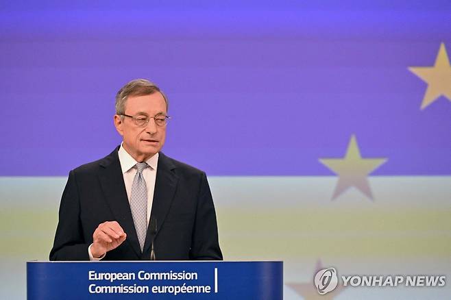 EU 경쟁력 보고서 발표하는 드라기 전 총재 (브뤼셀 AFP=연합뉴스) 마리오 드라기 전 ECB 총재가 9일(현지시간) 벨기에 브뤼셀에서 'EU 경쟁력 보고서'를 발표하고 있다. 2024.9.9 photo@yna.co.kr