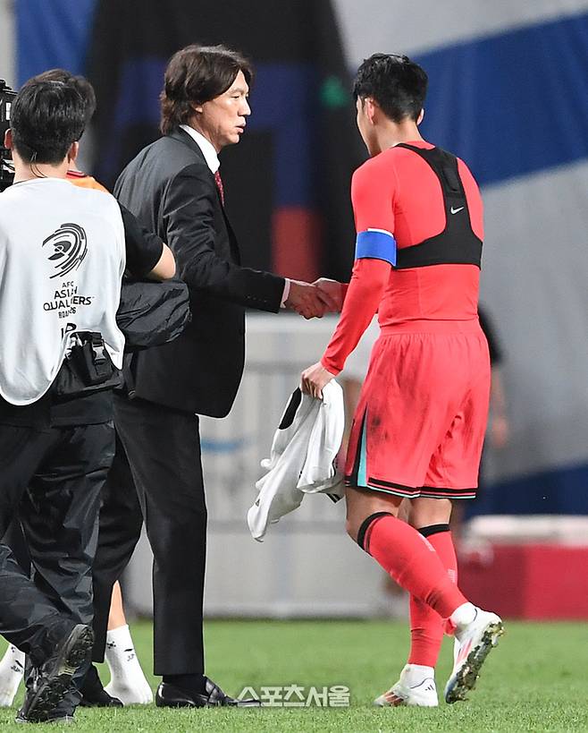 대한민국 축구대표팀의 홍명보 감독(왼쪽)이 5일 서울월드컵경기장에서 열린 2026 북중미 월드컵 아시아지역 3차 예선 팔레스타인과 경기에서 0-0 무승부를 기록한 뒤 손흥민과 악수를 나누고 있다. 2024. 9. 5.  상암 | 박진업 기자 upandup@sportsseoul.com