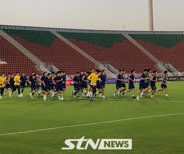 홍명보 감독이 이끄는 한국 대표팀이 경기 하루 전 오만 무스카트에 위치한 술탄 카부스 종합운동장에서 러닝을 뛰며 적응 훈련을 하고 있다. 무스카트(오만)=사진┃이형주 기자