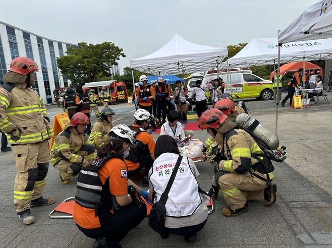 충남 아산시가 아산소방서와 공동으로 재난 발생 대비 다수사상자 구급대응훈련 및 긴급구조종합훈련을 동시에 실시했다.