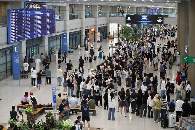 인천국제공항 입국장이 여행객으로 붐비고 있다. /뉴스1