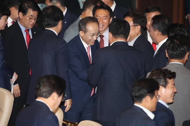 국민의힘 추경호 원내대표가 5일 오전 서울 여의도 국회 본회의장에서 교섭단체 대표 연설을 마치고 국민의힘 동료 의원들에게 둘러싸여 인사를 받고 있다. 뉴스1