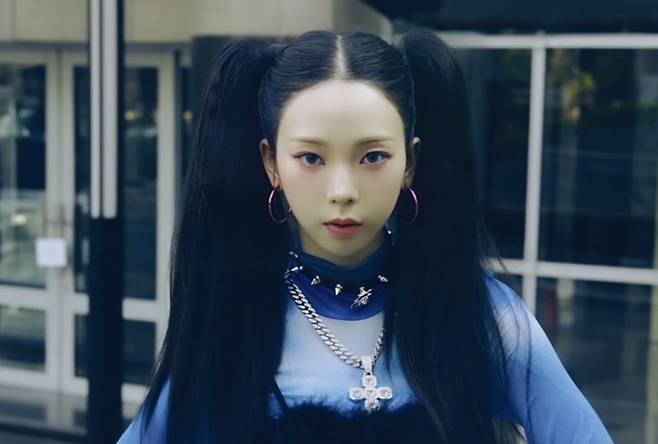 걸그룹 에스파의 ‘Supernova’ 뮤직비디오에는 AI를 활용한 장면이 등장한다. 멈춰있는 멤버들의 사진에서 입만 움직이는 방식.