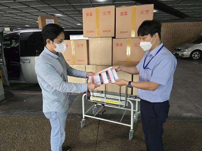 감염취약시설에 자가검사키트 등 방역물품 전달. 강남구청 제공