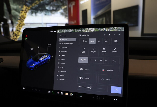2023년 12월 13일 미국 텍사스주 오스틴에 있는 테슬라 차량 내부의 오토파일럿 화면 모습. 연합뉴스