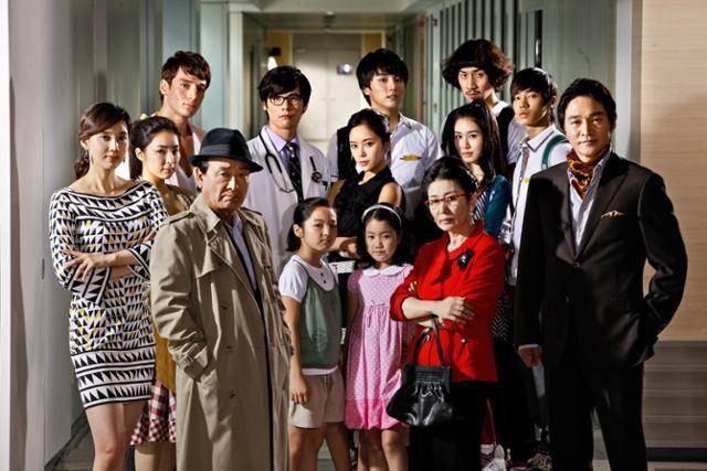 시트콤 '지붕 뚫고 하이킥' 출연 배우들. MBC 제공