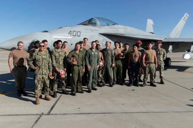 AIM-174B 미사일이 탑재된 7함대 소속 슈퍼 호넷 전투기 앞에서 미군 장병들이 포즈를 취했다. 미 태평양함대 제공