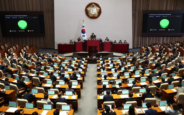 서울 여의도 국회에서 지난달 28일 열린 제417회국회(임시회) 제2차 본회의에서 전세사기특별법(전세사기 피해자 지원 및 주거안정에 관한 특별법 개정안)이 재적 300인 중 재석 295인, 찬성 295인 만장일치로 통과되고 있다. 뉴스1